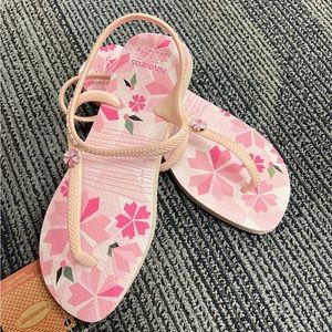 New with Tag Havaianas Previous Next Flash Urban Sakura Sandals Size 7/8